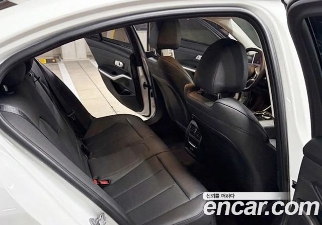 BMW 3-Series 320i