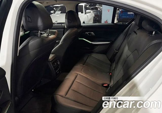 BMW 3-Series 320i