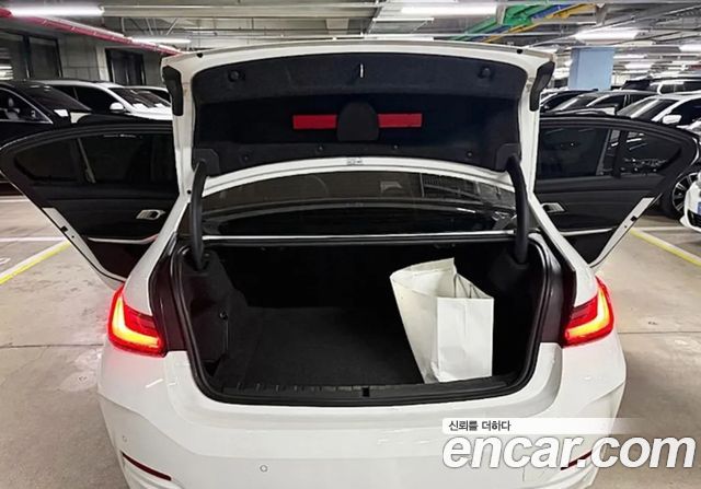 BMW 3-Series 320i