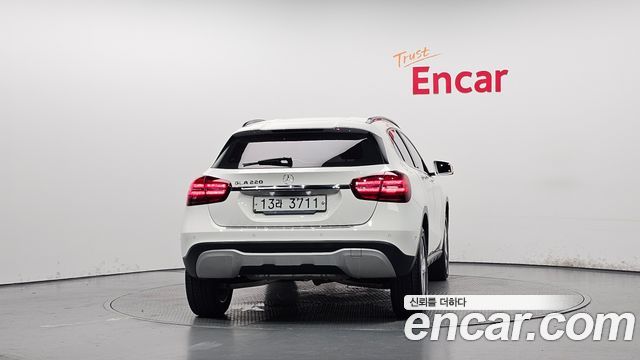Mercedes-Benz GLA-Class GLA220
