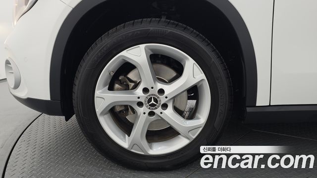 Mercedes-Benz GLA-Class GLA220