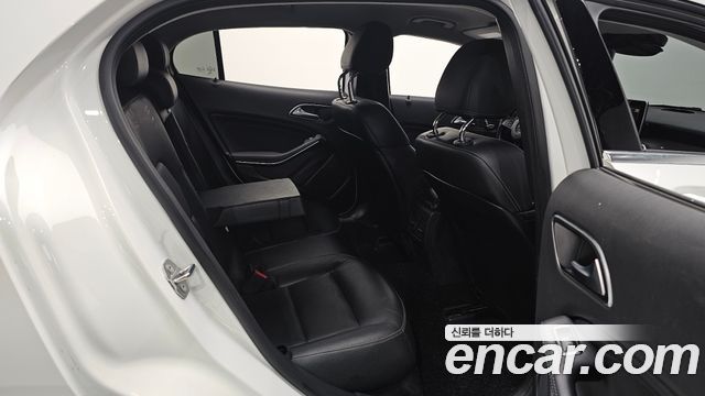 Mercedes-Benz GLA-Class GLA220