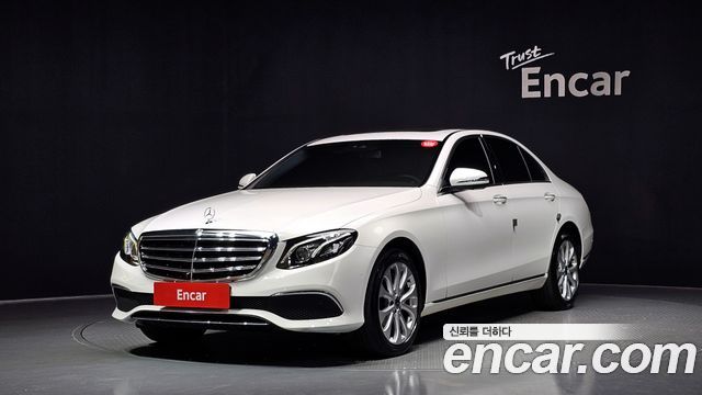 Mercedes-Benz E-Class E300 4MATIC Exclusive Standard