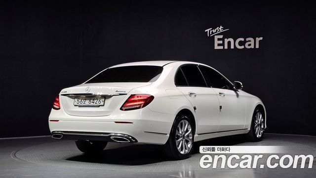 Mercedes-Benz E-Class E300 4MATIC Exclusive Standard