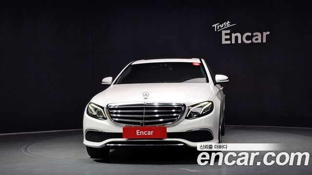 Mercedes-Benz E-Class E300 4MATIC Exclusive Standard
