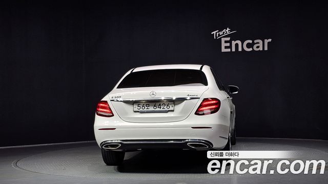 Mercedes-Benz E-Class E300 4MATIC Exclusive Standard