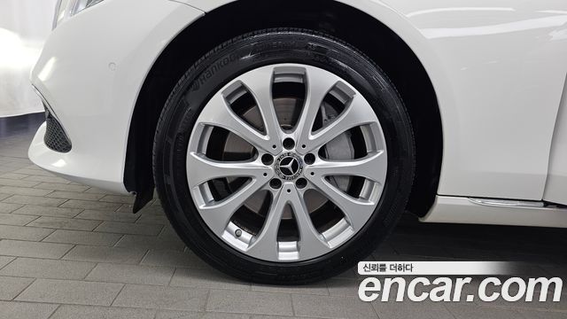 Mercedes-Benz E-Class E300 4MATIC Exclusive Standard