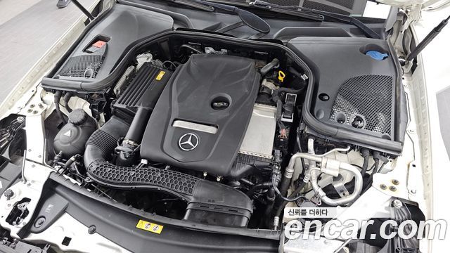 Mercedes-Benz E-Class E300 4MATIC Exclusive Standard