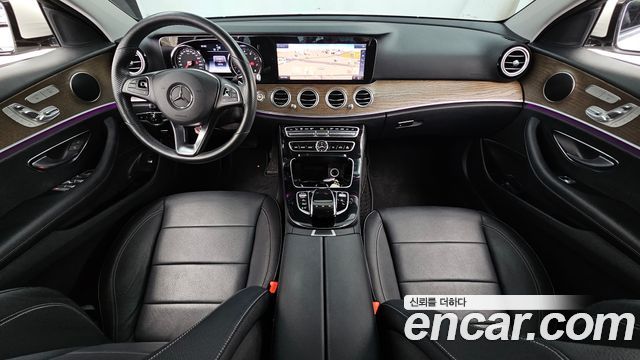 Mercedes-Benz E-Class E300 4MATIC Exclusive Standard