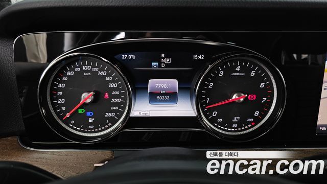 Mercedes-Benz E-Class E300 4MATIC Exclusive Standard