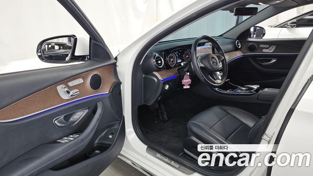 Mercedes-Benz E-Class E300 4MATIC Exclusive Standard