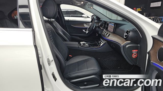 Mercedes-Benz E-Class E300 4MATIC Exclusive Standard
