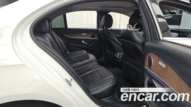 Mercedes-Benz E-Class E300 4MATIC Exclusive Standard