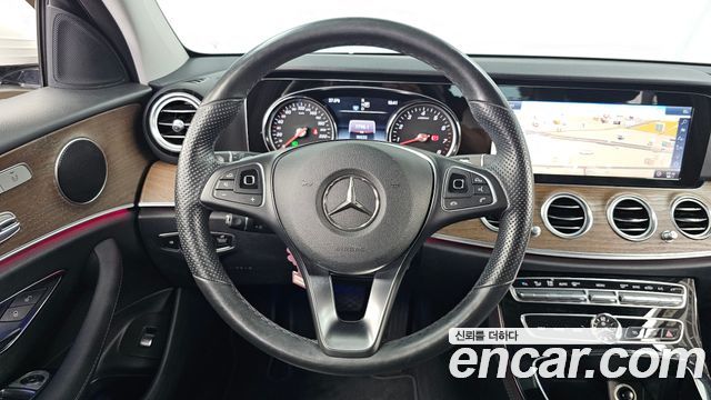 Mercedes-Benz E-Class E300 4MATIC Exclusive Standard