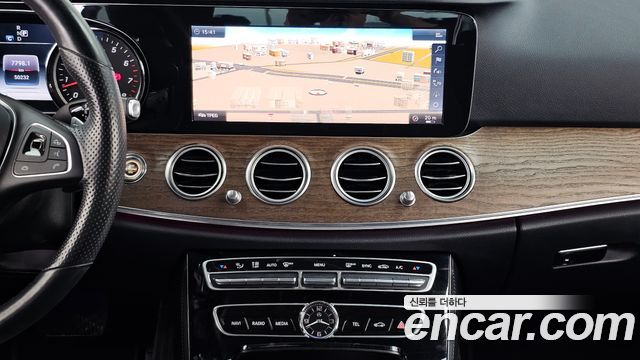 Mercedes-Benz E-Class E300 4MATIC Exclusive Standard