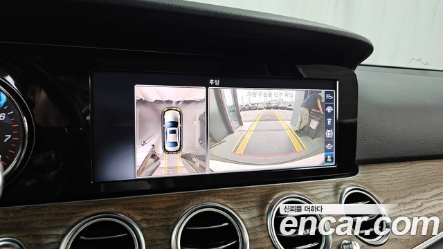 Mercedes-Benz E-Class E300 4MATIC Exclusive Standard