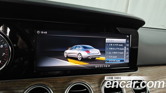 Mercedes-Benz E-Class E300 4MATIC Exclusive Standard
