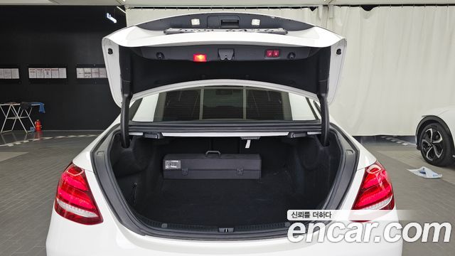 Mercedes-Benz E-Class E300 4MATIC Exclusive Standard