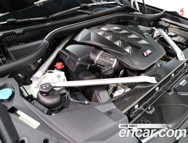 BMW X5 M60i