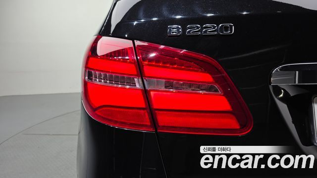 Mercedes-Benz B-Class B220