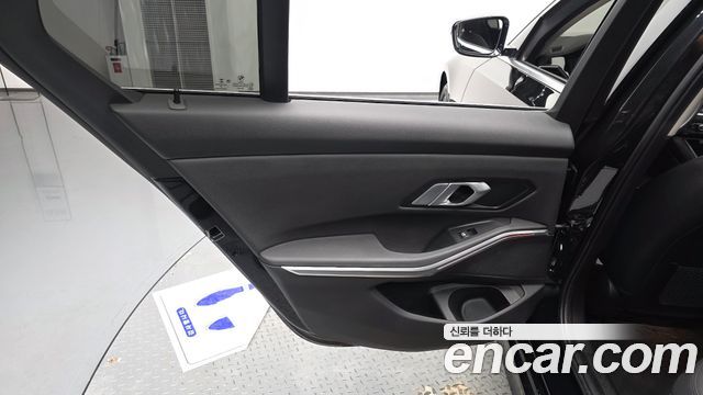 BMW 3-Series 320i