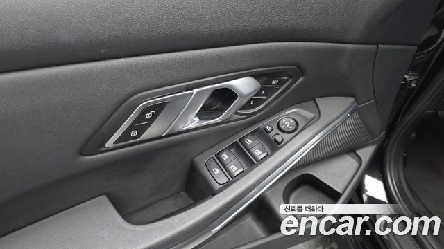 BMW 3-Series 320i