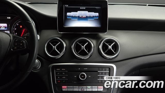 Mercedes-Benz GLA-Class GLA220
