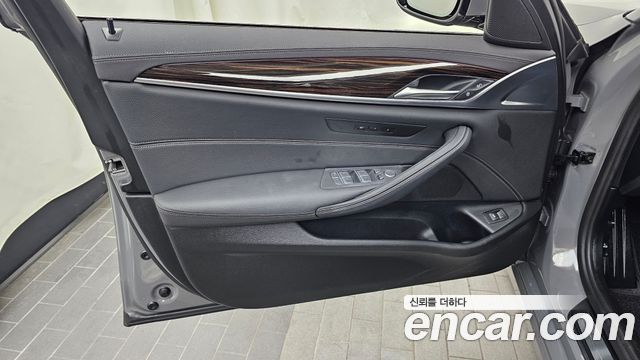 BMW 5-Series 520i Luxury