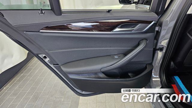 BMW 5-Series 520i Luxury