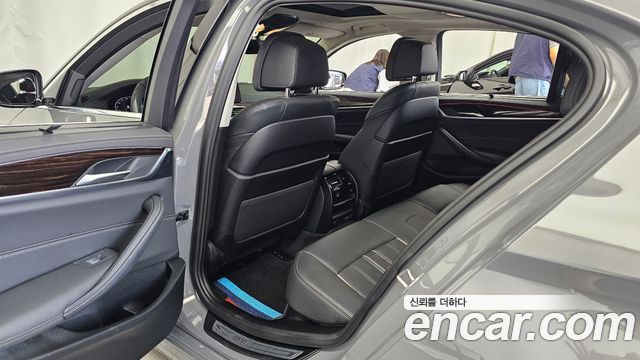 BMW 5-Series 520i Luxury