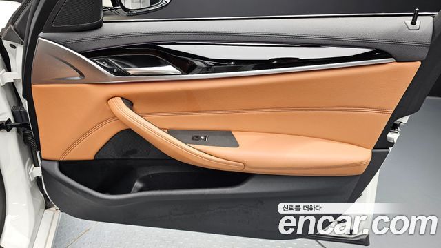 BMW 5-Series 520i Luxury