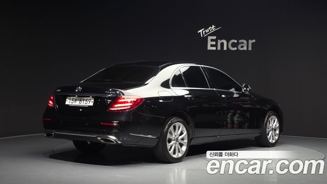 Mercedes-Benz E-Class E300 4MATIC Exclusive Standard