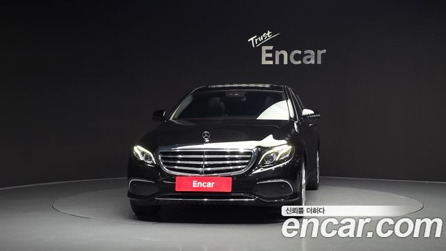 Mercedes-Benz E-Class E300 4MATIC Exclusive Standard
