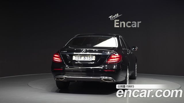 Mercedes-Benz E-Class E300 4MATIC Exclusive Standard