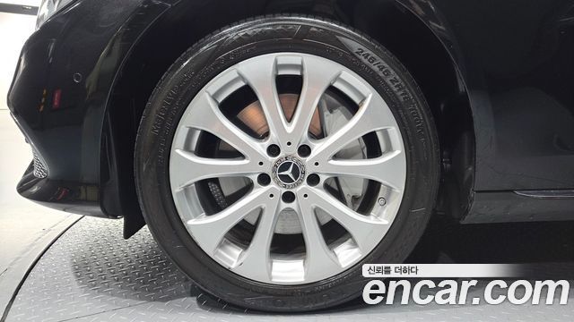 Mercedes-Benz E-Class E300 4MATIC Exclusive Standard
