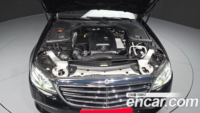 Mercedes-Benz E-Class E300 4MATIC Exclusive Standard
