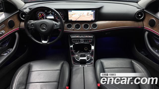 Mercedes-Benz E-Class E300 4MATIC Exclusive Standard