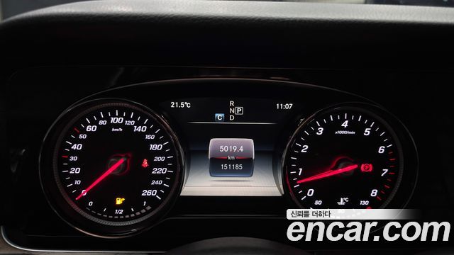 Mercedes-Benz E-Class E300 4MATIC Exclusive Standard