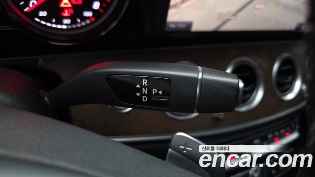Mercedes-Benz E-Class E300 4MATIC Exclusive Standard