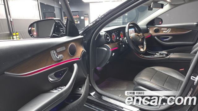 Mercedes-Benz E-Class E300 4MATIC Exclusive Standard