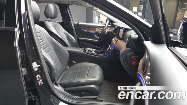 Mercedes-Benz E-Class E300 4MATIC Exclusive Standard