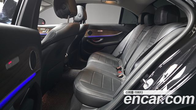 Mercedes-Benz E-Class E300 4MATIC Exclusive Standard