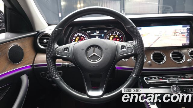 Mercedes-Benz E-Class E300 4MATIC Exclusive Standard