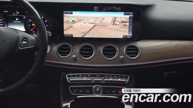 Mercedes-Benz E-Class E300 4MATIC Exclusive Standard