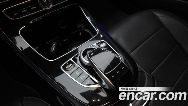 Mercedes-Benz E-Class E300 4MATIC Exclusive Standard