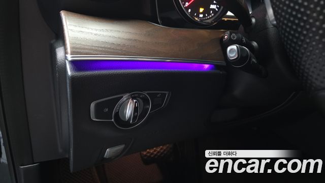 Mercedes-Benz E-Class E300 4MATIC Exclusive Standard