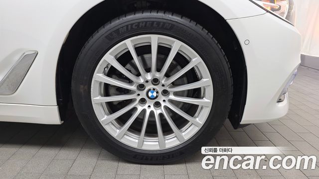 BMW 5-Series 520i Luxury