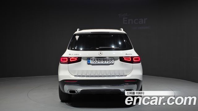 Mercedes-Benz GLB-Class GLB220