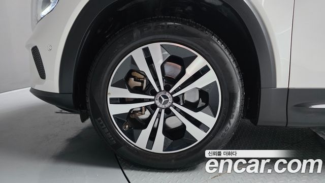 Mercedes-Benz GLB-Class GLB220