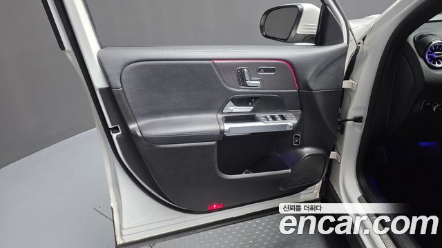 Mercedes-Benz GLB-Class GLB220